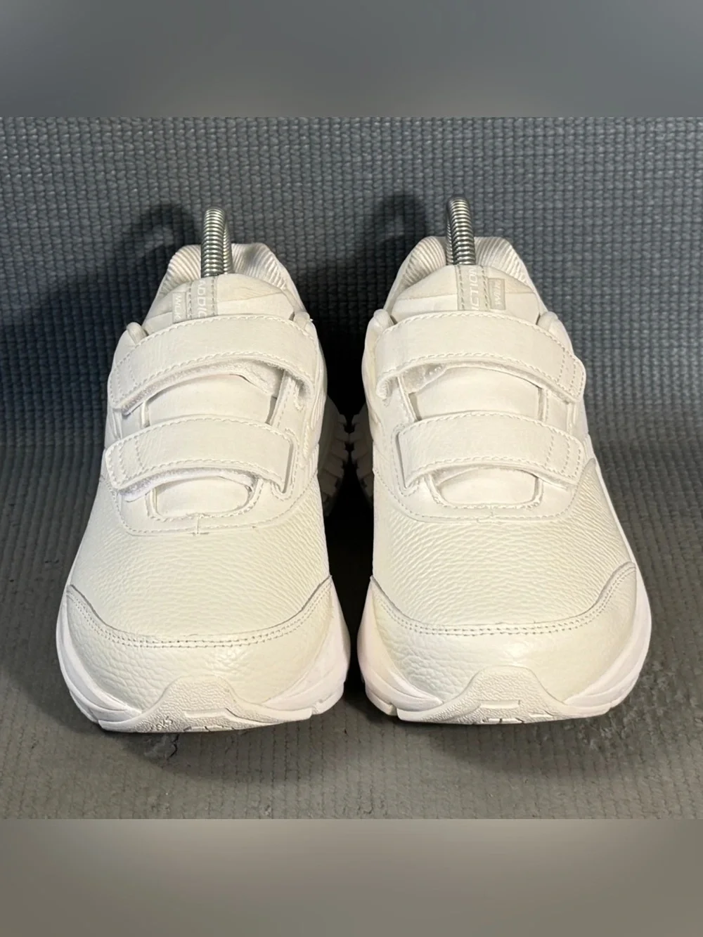 Brooks Addiction Walker V-Strap 2 White Sneakers Women’s Size 7